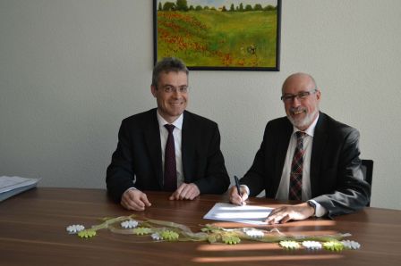 Regierungsschuldirektor Martin Müller und Schulleiter Karl-Heinz May bei der Unterzeichnung der Zielvereinbarung (v. li.)